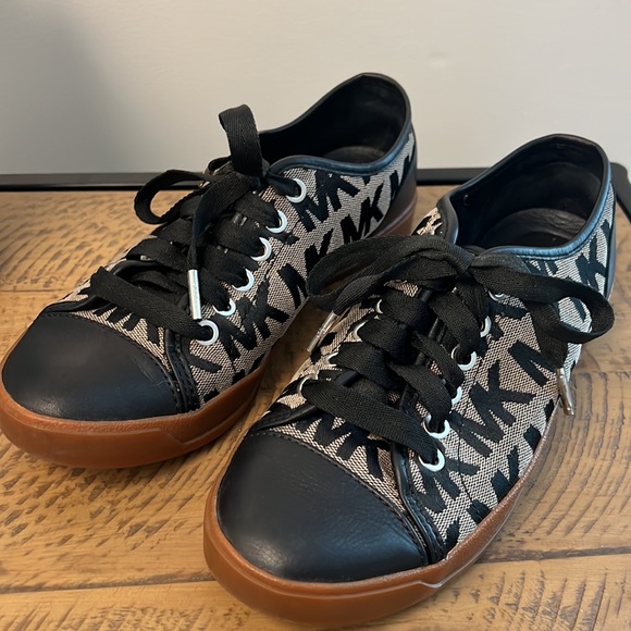 Michael Kors sneaker, size 6 1/2 M - Picture 3 of 10